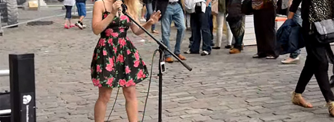 Barefoot Street Performer Stuns The Audience With Her Soulful Voice.