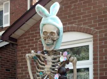 This Family Keeps A Skeleton On Their Porch, But Not Just During Halloween.