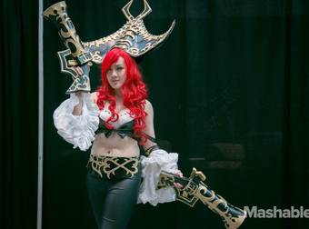 NYCC’s Cosplayers Show Off Dedication and Talent With These Giant  Props.