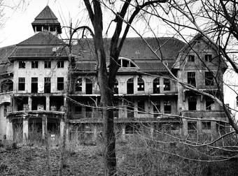 11 Spooky Signs That You Are Probably Living in a Haunted House.