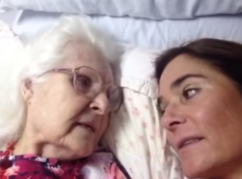 A Must-See Moment Between A Mother With Alzheimer’s Disease And Her Daughter.