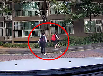 Dashboard Camera Catches Two Korean Kids Dancing Like No One’s Watching.