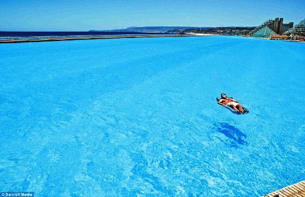 16.) This is the world's largest swimming pool in San Alfonso De Mar Resort, Chile. It's over 3,000 feet long and 115 feet deep.