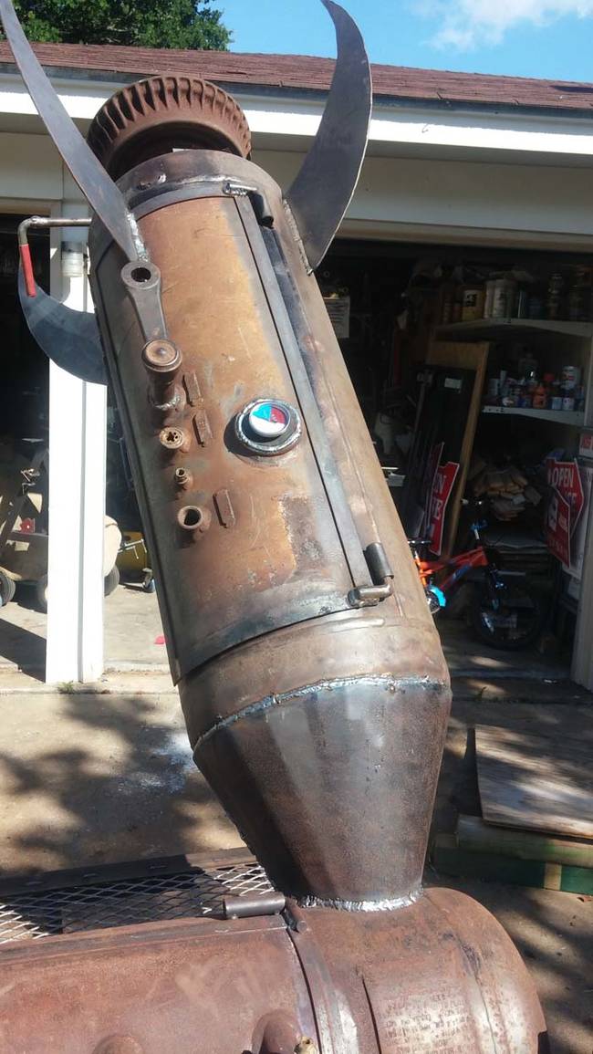 He added a welded cone to the smoker to enhance the rocket look.