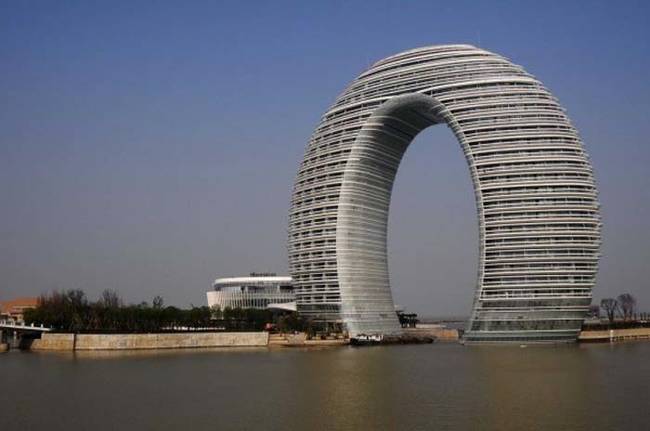 I know I'd never pay money to stay at this Taihu Pearl Hotel. Who thought this would be a good idea?