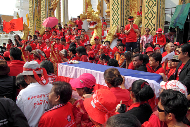 What makes this interesting is that the red shirt is also the symbol of one of Thailand's most hated political groups, the UDD. The United Front for Democracy Against Dictatorship opposed the new reign of Thailand's Royal Thai Army, which was strangely supported by 84% of the country's people. Was this mere coincidence? Or is this medium connected to the democracy movement and seeks to grow their perceived support?