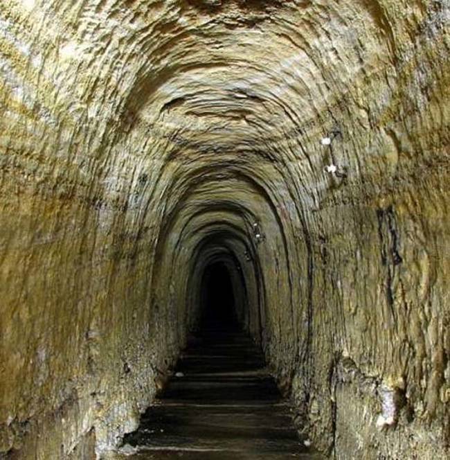 After World War II, the tunnels were used by smugglers. These smugglers even partially expanded the catacombs in some places.