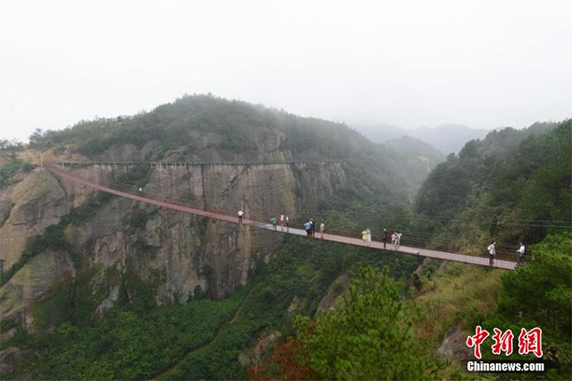 With a floor composed entirely of glass, tourists can walk on air and live their fears...