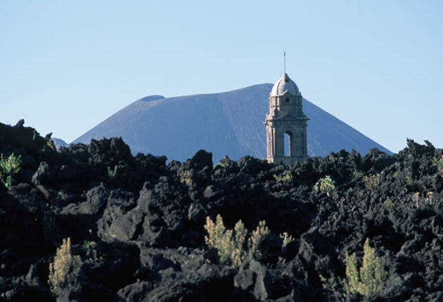 The church with Volcán de Parícutin in the background.