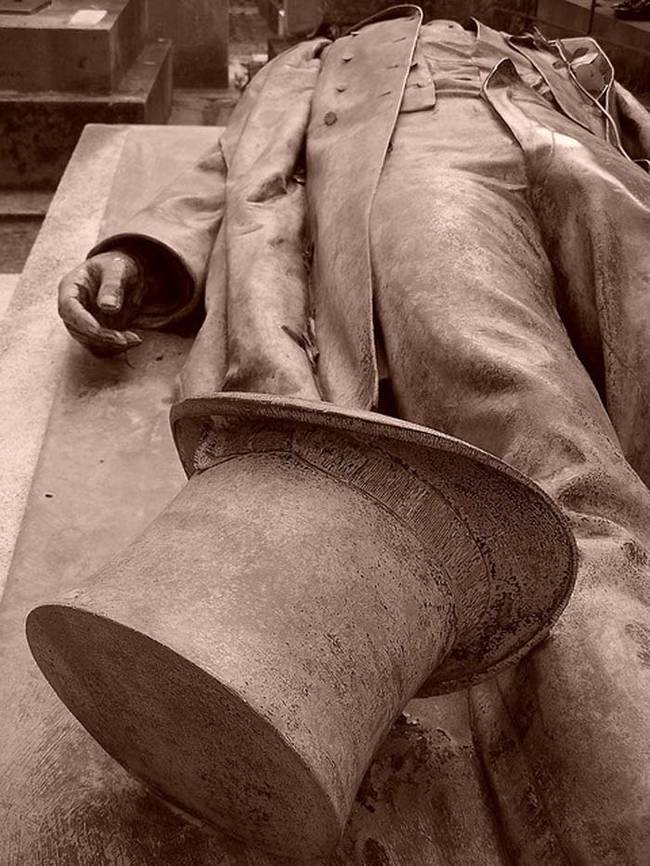 The grave marker of a French journalist from the 18th century.