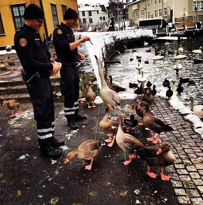 Hey are these officers bribing the citizens?