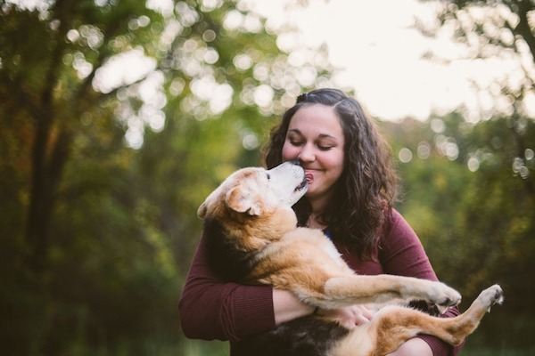 Knowing Chubby, her friend of 16 years, was approaching his final nap, she acted fast and took a memorable series of photos to honor the lifetime of happiness they've had together.