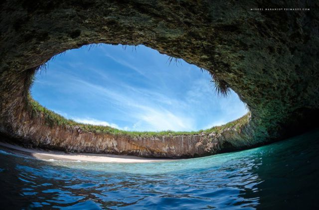 13. <a href="https://www.tripadvisor.com/Attraction_Review-g150793-d2528226-Reviews-Marietas_Islands-Puerto_Vallarta.html" target="_blank">Hidden Beach, Mexico</a>