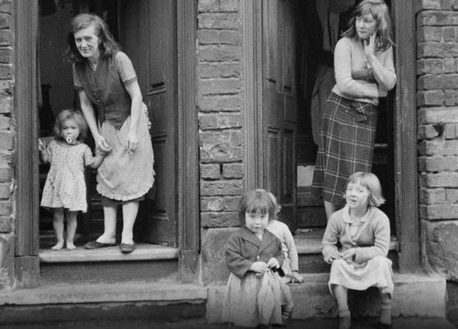15.) Housewives in the city of Liverpool, England in 1956.