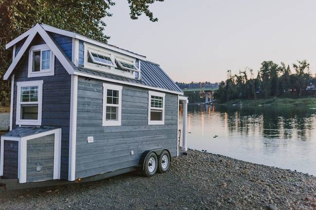 I wouldn't mind touring the country in this mobile home, that's for sure.