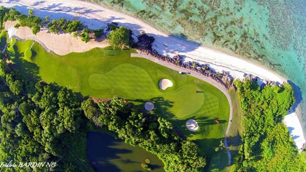 15.) Golf course at Nataloda Bay (Denarau, Fiji).