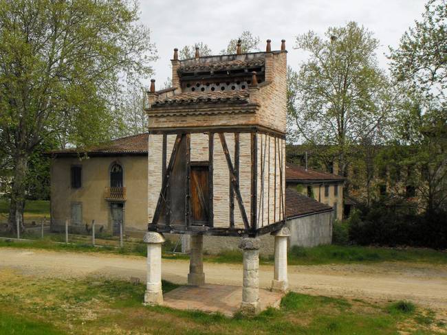 In the 13th century, those in the home of the King of France consumed around 400 pigeons daily.