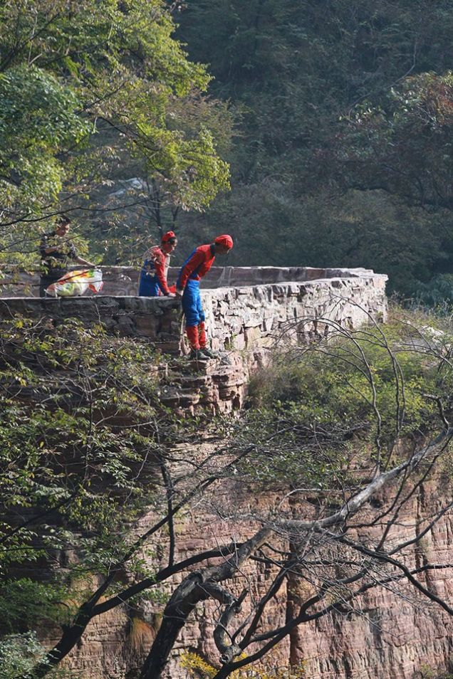 Here, the Spider-Men are preparing to descend a cliff to collect litter left by their arch nemesis, The Litter-Bug.