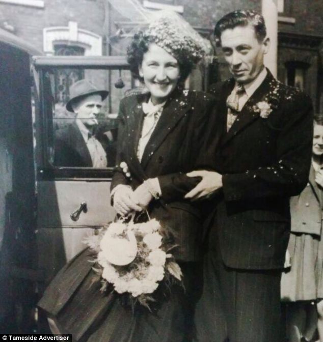 When they met in person for the first time, George carried and newspaper and Dorothy carried a rose.