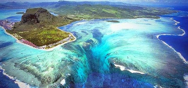 10. Underwater Waterfall (Mauritius)