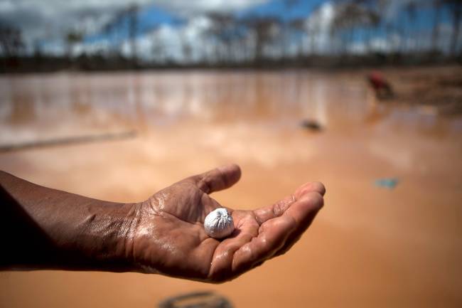 To find the gold (which is nothing more than a few grams of flakes), workers use mercury to make the discovery a bit easier.