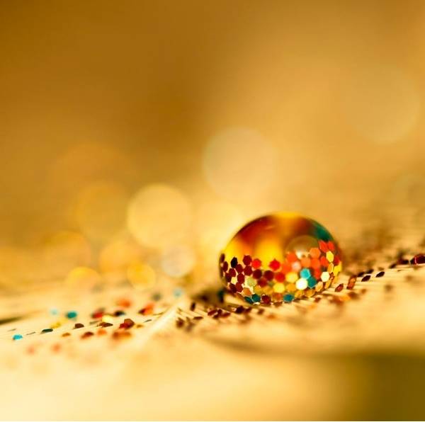 When glitter adheres to a water droplet, it creates a disco ball-like effect.