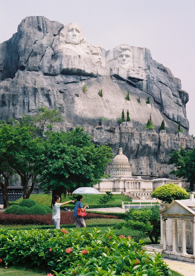 Mount Rushmore - Keystone, South Dakota / The Capitol Building, Washington D.C.