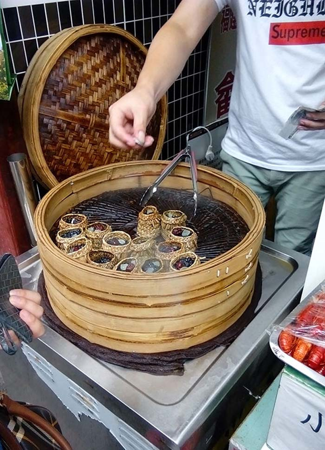 These little baskets have steamed brown rice, dates, prunes and raisins in them.