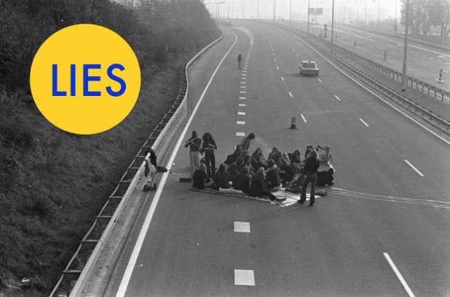 15.) Folks tweeting this photo out say that it's allegedly Americans having a picnic on a highway during the 1973 gas crisis, but they're wrong. This picture is actually from The Netherlands after the country created "Car-Free Sundays," during the gas crisis.