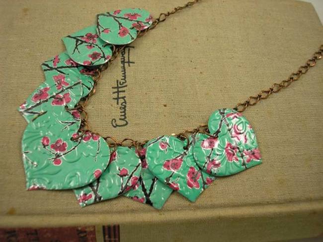 Does this pattern look familiar? This necklace is made out of refashioned Arizona green tea cans.