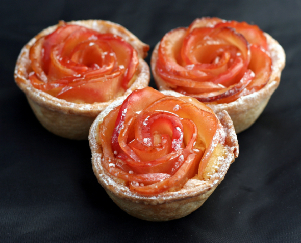 16. <a href="https://timetocookonline.com/2011/08/25/apple-rose-tarts/" target="_blank">Apple Rose Tarts</a>