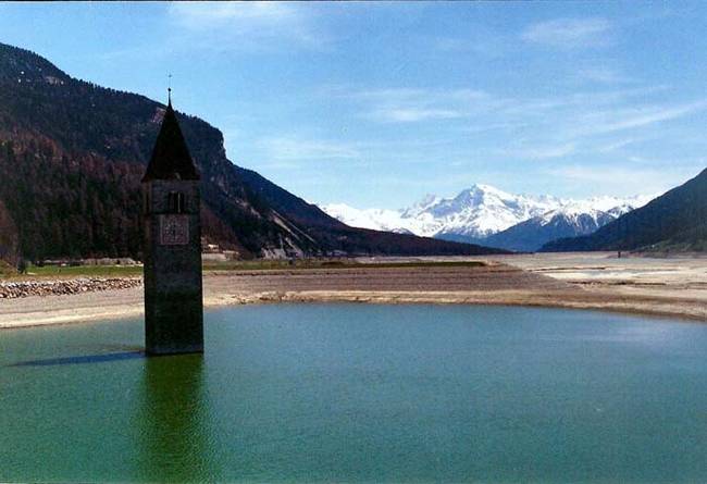 Now visitors to the lake can admire its beauty, along with a magnificent view of the Italian Alps.