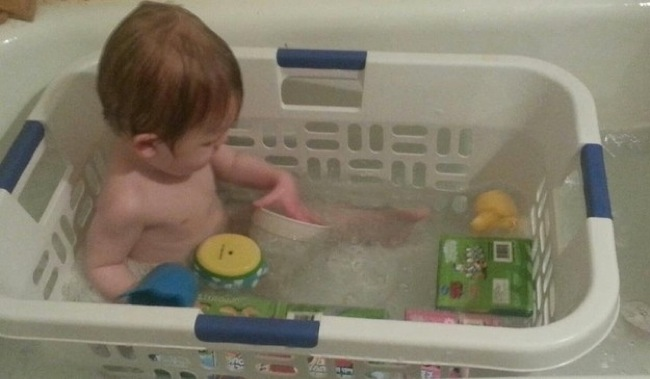 Laundry baskets in the tub keep toys close at hand.