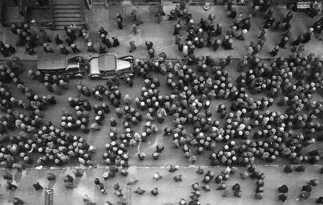 The streets of New York City in 1939. Nearly everyone in this photograph is wearing a hat.