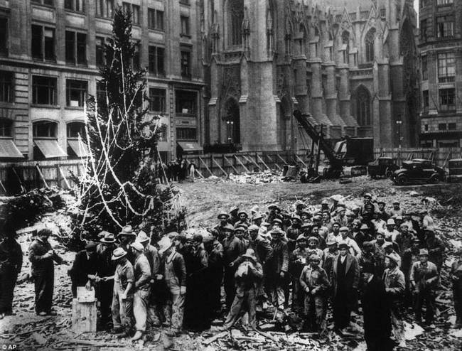 8. The first Rockefeller Christmas tree on the construction site of the tower in 1931.