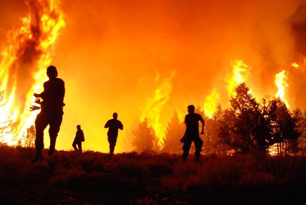 5.) Firefighters in Oregon in 2009 flee the encroaching flames.