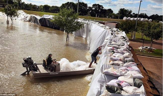 When the waters of the Mississippi River broke in April 2011, it created one of the largest and the most damaging floods in the U.S. But some residents decided they wouldn't let their homes be destroyed...