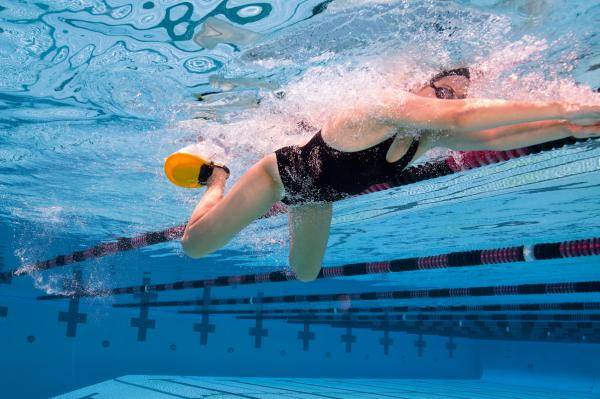 Swimming and eating: Eating less than an hour before swimming does not increase the likelihood of muscle cramps.