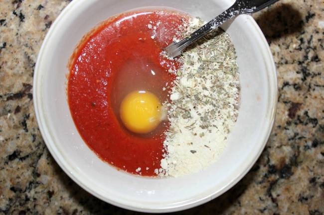 Put the egg, seasoning, and marinara sauce in a bowl and mix.