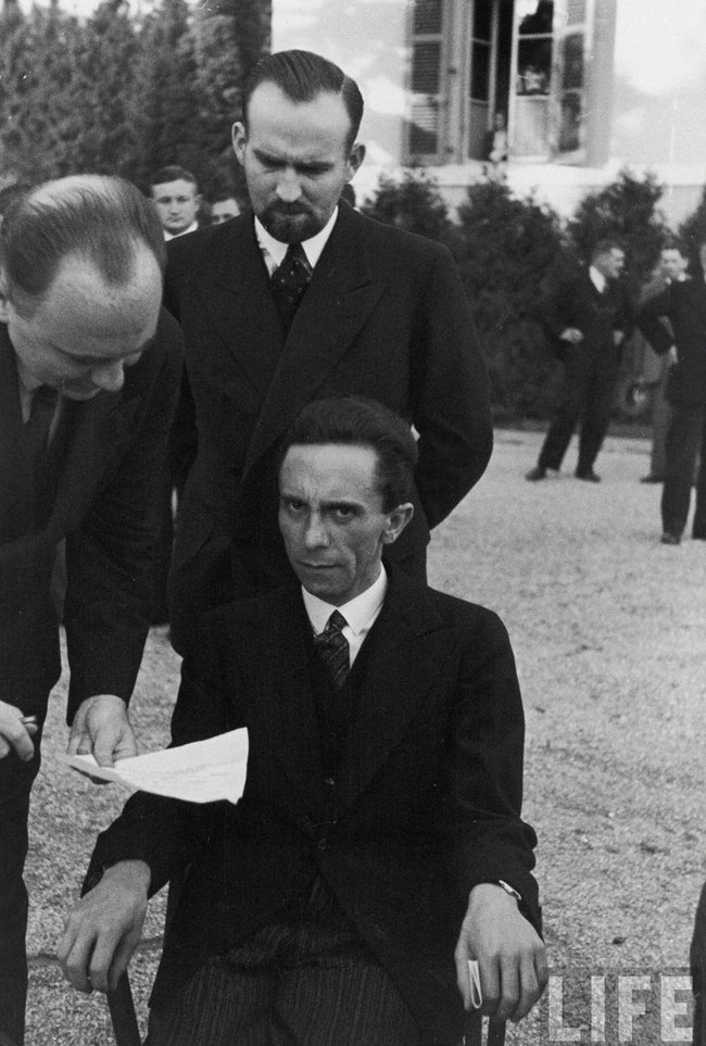 6. Hatred - Goebbels smiled at him until he learned that Eisenstaedt was Jewish – a moment Eisenstaedt captured in this photo.