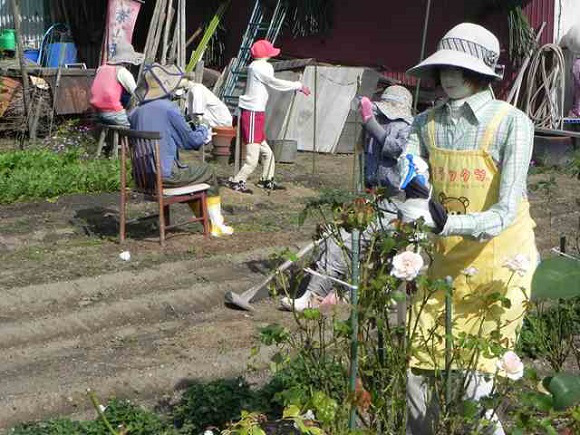 Nobuou Onishi is a Japanese farmer with an artistic flavor. To  scare off his main rivals for this food, he's created entire gardens of the most life like scarecrows you'll ever see.