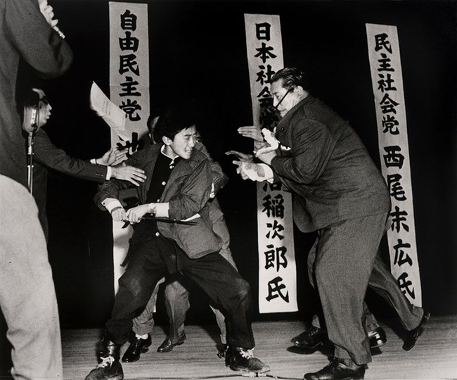 9.) 17-year-old assassin using a traditional Japanese blade to kill socialist politician Asanuma in Tokyo in 1960.