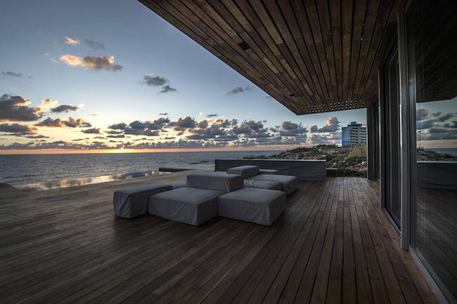 I can just imagine the relaxing afternoons and evenings spent on this deck, relaxing with friends and family.