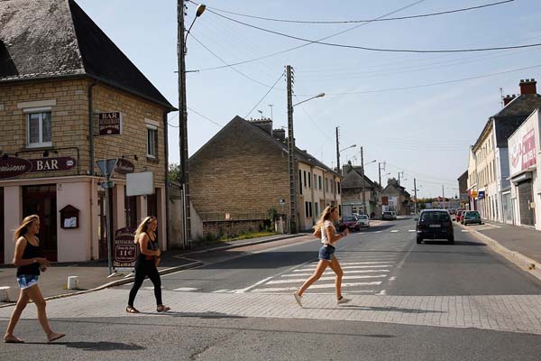 Girls cross the street at the junction of Rue Holgate and RN13, where that vehicle was.