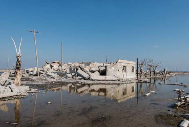 In 1985, a freak weather event known as a seiche (standing wave) flooded the town. That's when things began to turn ugly for Epecuén.