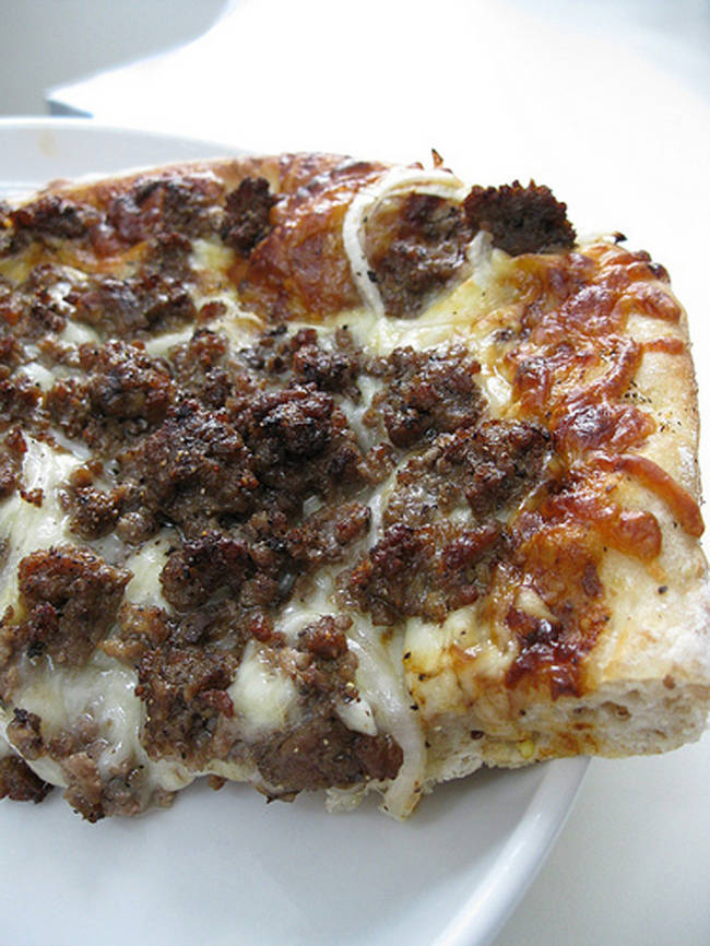 Cheeseburger BBQ Pizza recipe from <a href="https://vanillakitchen.blogspot.com/2009/05/cheeseburger-pizza-w-bbq-sauce.html" target="_blank">Vanilla Kitchen</a>