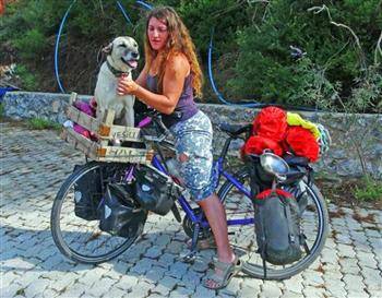 In the middle of a world bike tour, Ishbel was trekking through Turkey when she noticed a stray dog attacked by pack of dogs.