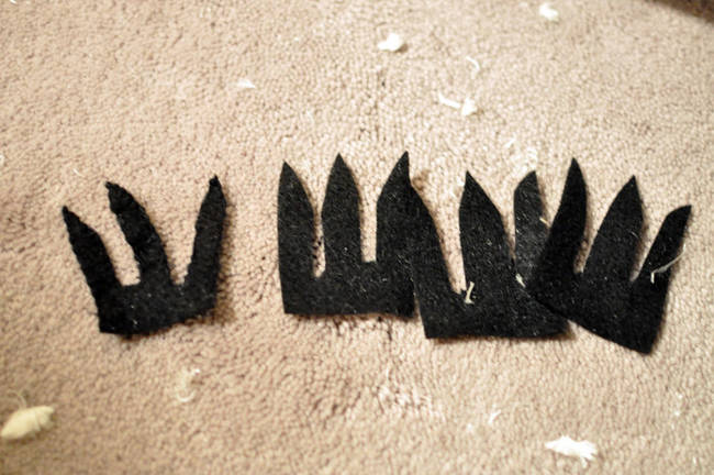 Next, she cut out four sets of claws from felt.