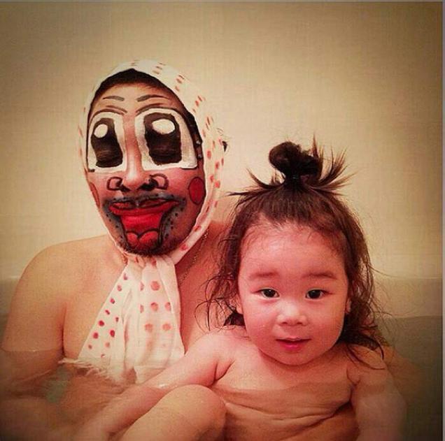 I wonder how long his daughter has to wait before bath time can start?