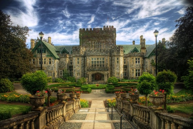 19.) Hatley Castle, Colwood, British Columbia. This castle has a colorful history considering it's not that old. First it was the home of a British industrialist, then it was a military college during the World Wars, and most recently its home to a university.